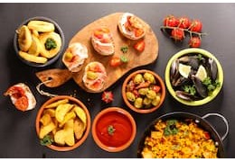 Originea tapasurilor: istoria și tradiția gastronomiei spaniole